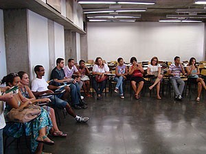 020701-GTs-sobre-acoes-policiais-discutem-atuacao-de-psicologos01-300x225.jpg